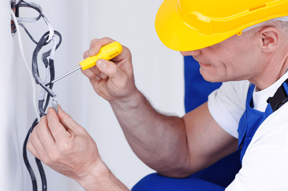Ce faci când rămâi fără curent? Ghid pentru situații de urgență electrică